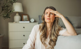 Εμμηνόπαυση μετά από χειρουργική επέμβαση ή ιατρική θεραπεία: Σε τι διαφέρει από τη φυσική