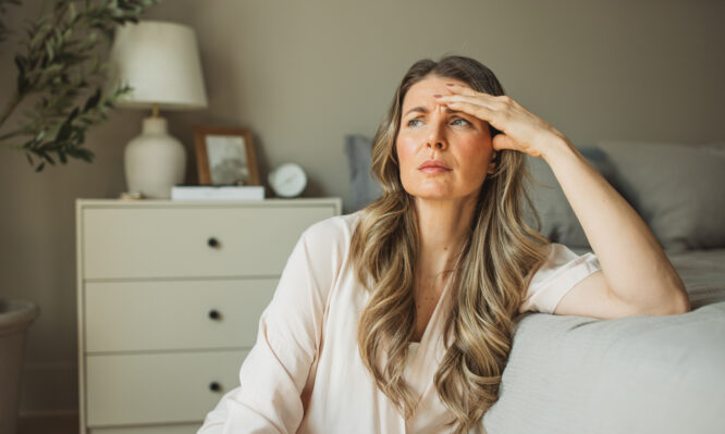 Εμμηνόπαυση μετά από χειρουργική επέμβαση ή ιατρική θεραπεία: Σε τι διαφέρει από τη φυσική