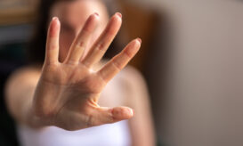 ΠΟΥ: Σχεδόν μία στις τρεις γυναίκες στον κόσμο έχει βιώσει στη ζωή της ενδοοικογενειακή ή σεξουαλική βία