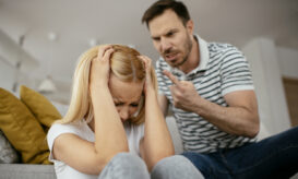 ενδοοικογενειακή βία