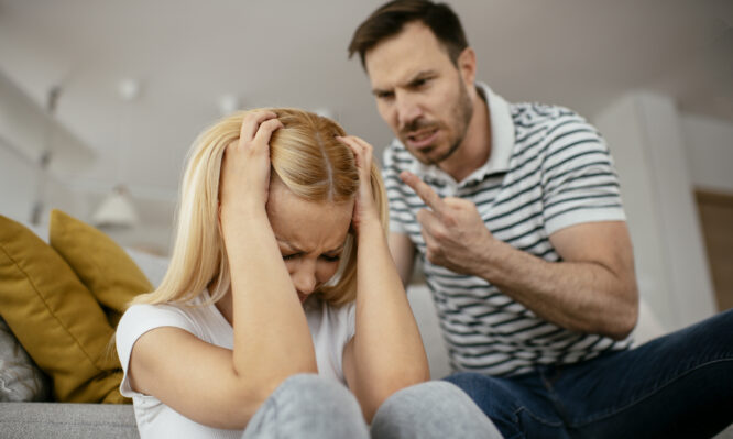 ενδοοικογενειακή βία