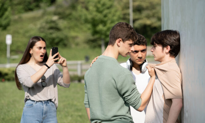 εφηβική βία