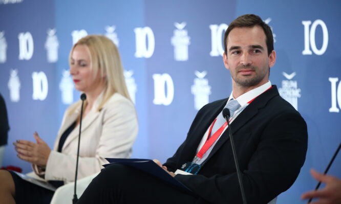 Economist, Αγγελής